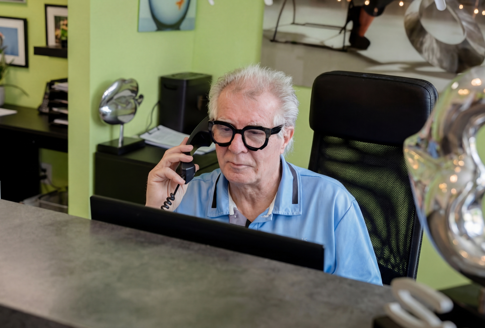 Telefonisch contact vanaf de balie van de praktijk