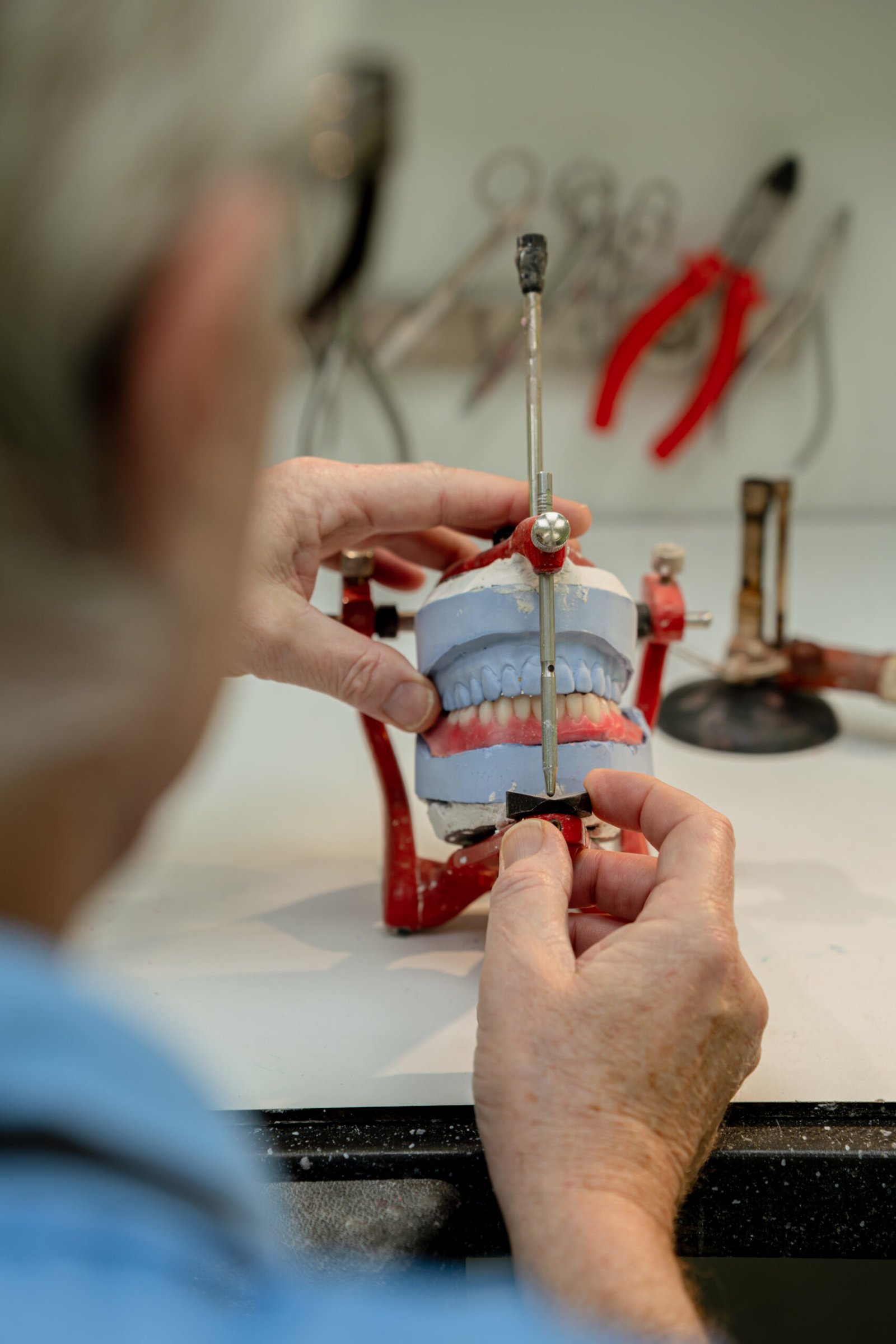 De tandtechnicus werkt aan een gebitsprothese